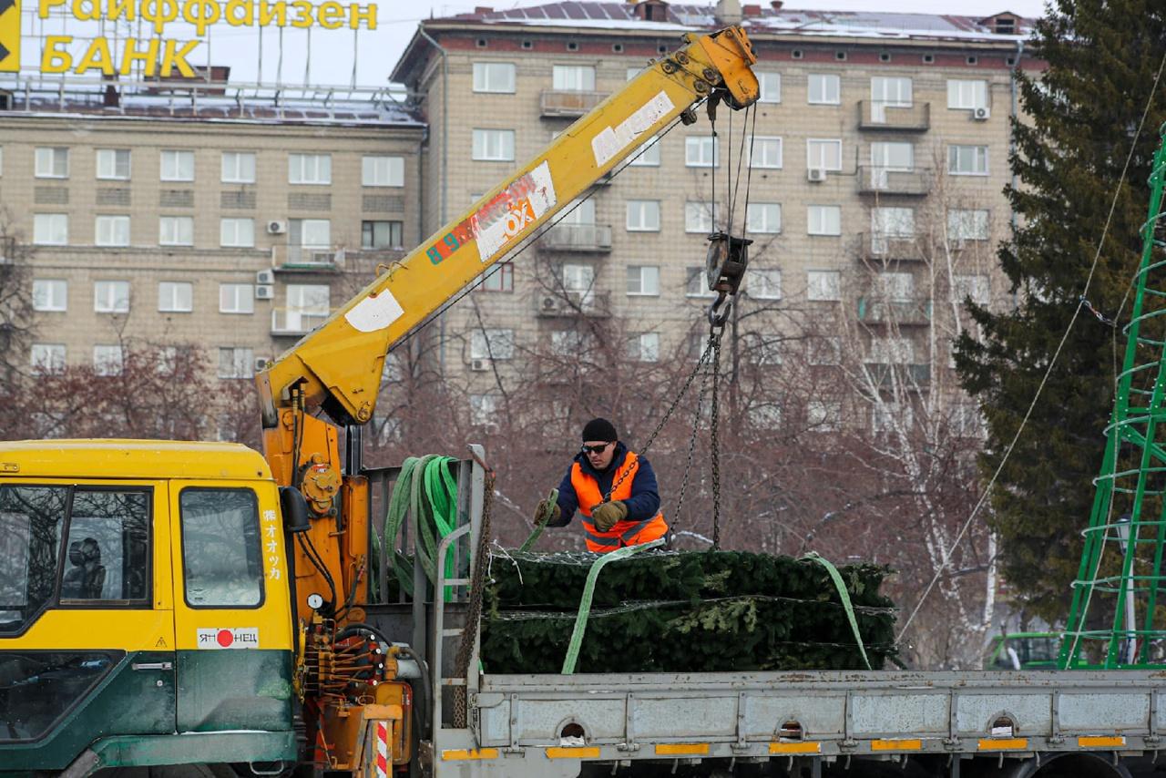Фото В Новосибирске убрали ёлку и каток напротив НОВАТа 2
