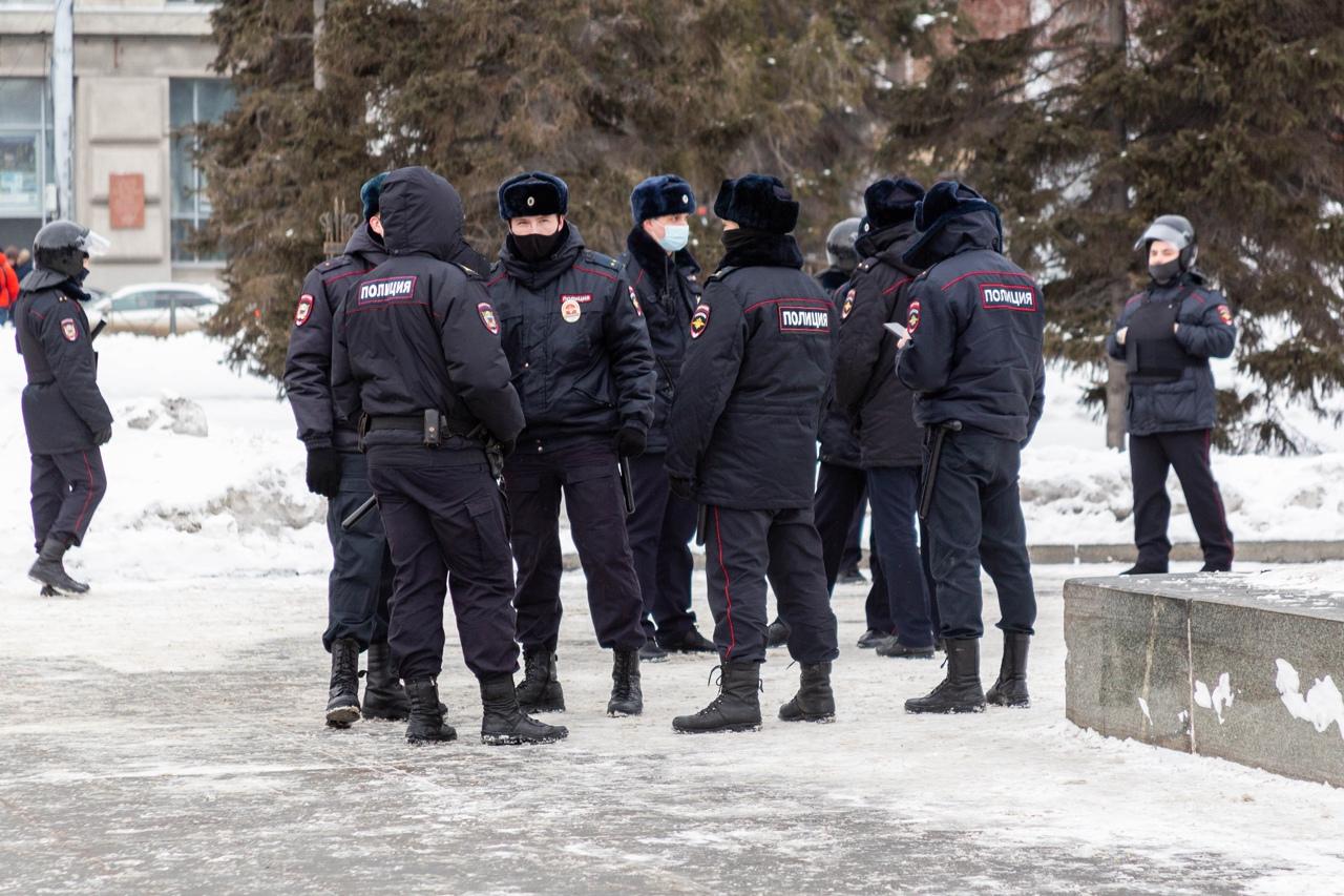 Фото В центре Новосибирска появились автозаки и полицейские 25 февраля 2