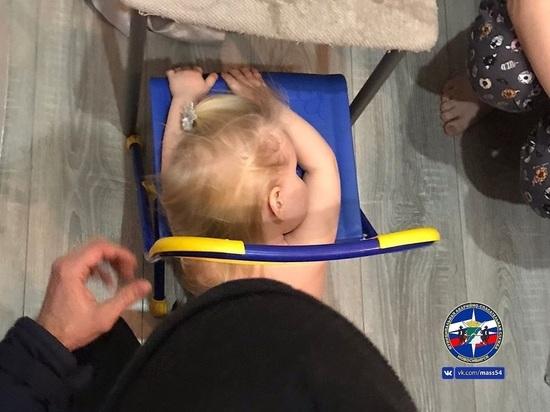 Фото В Новосибирске 2-летняя девочка застряла в детском стульчике и уснула 2
