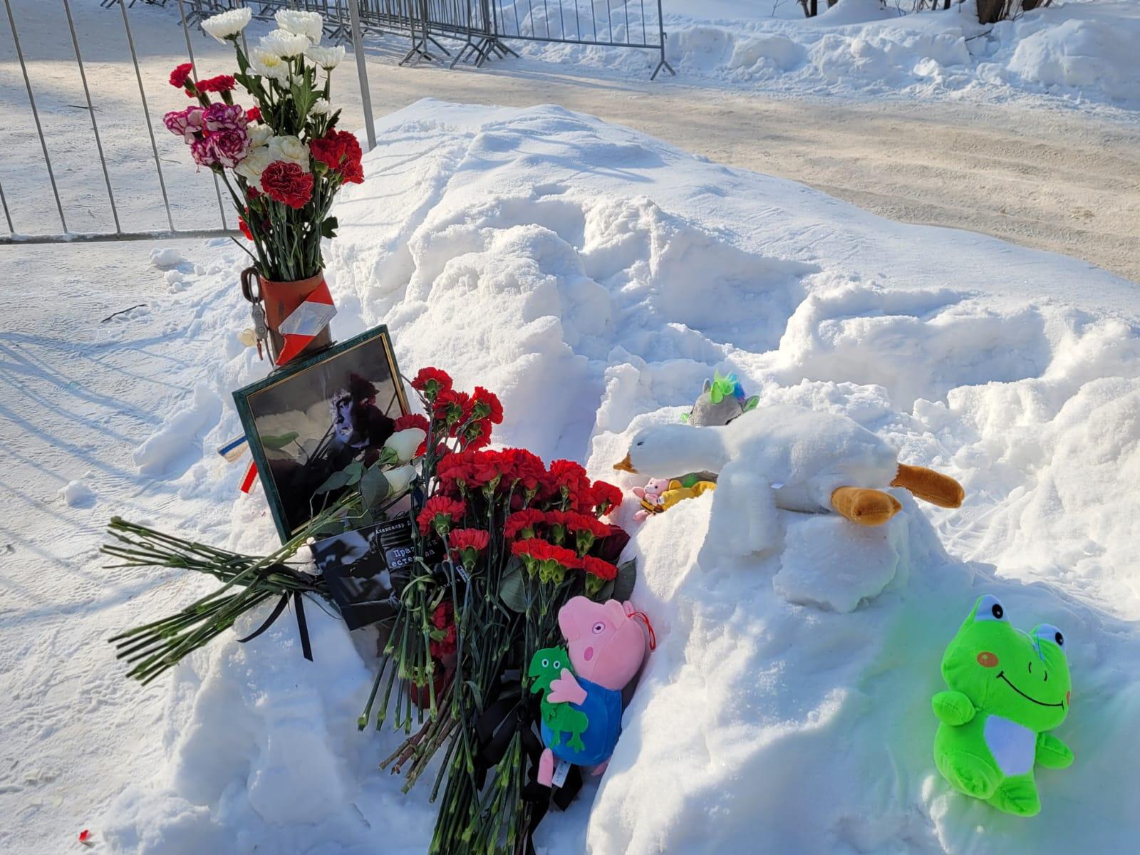 Фото Мемориал погибшим при взрыве дома появился в Новосибирске 3