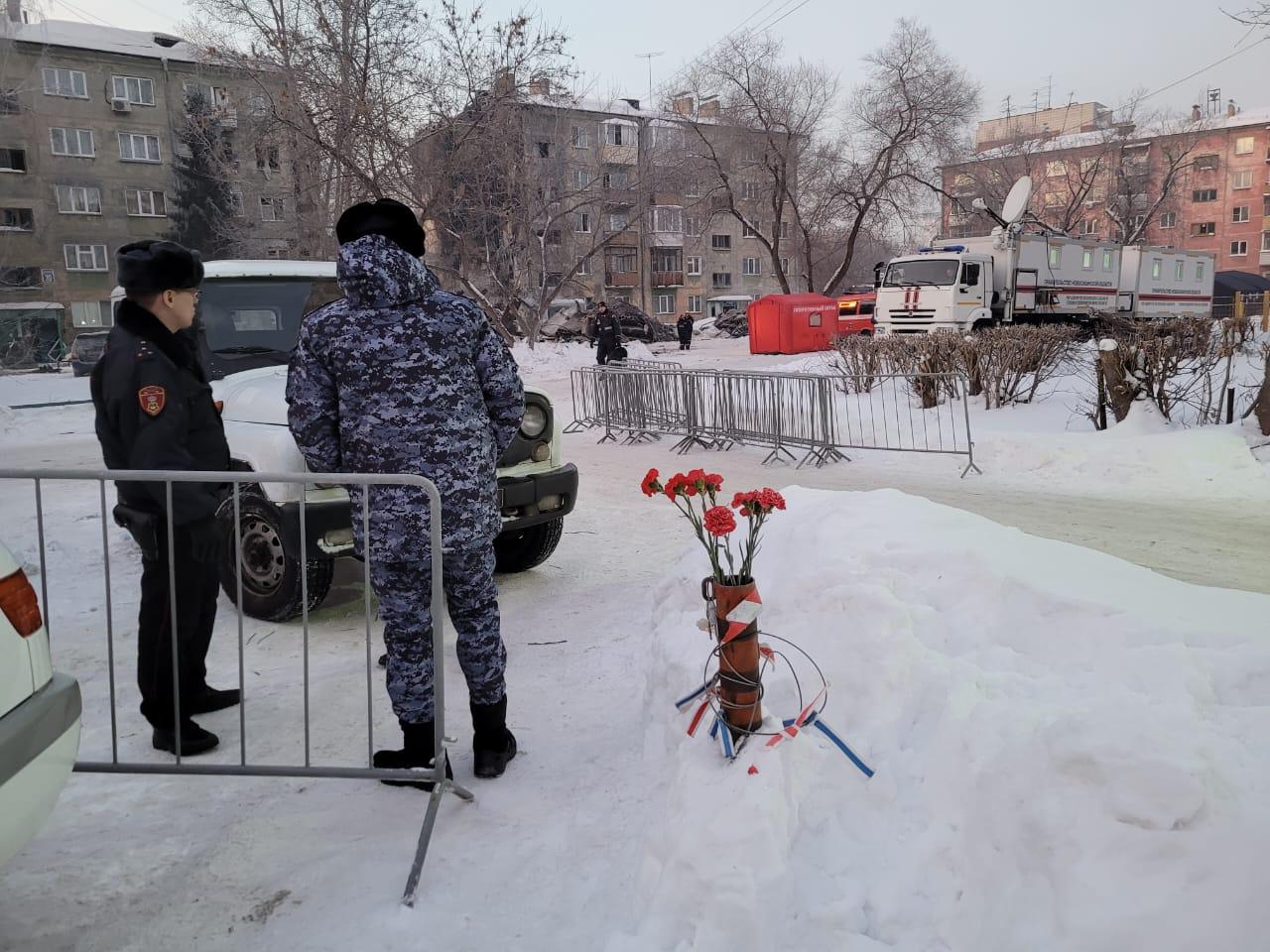 Фото Вторые сутки после взрыва: найдены тела 13 погибших, в Новосибирске объявлен траур 2