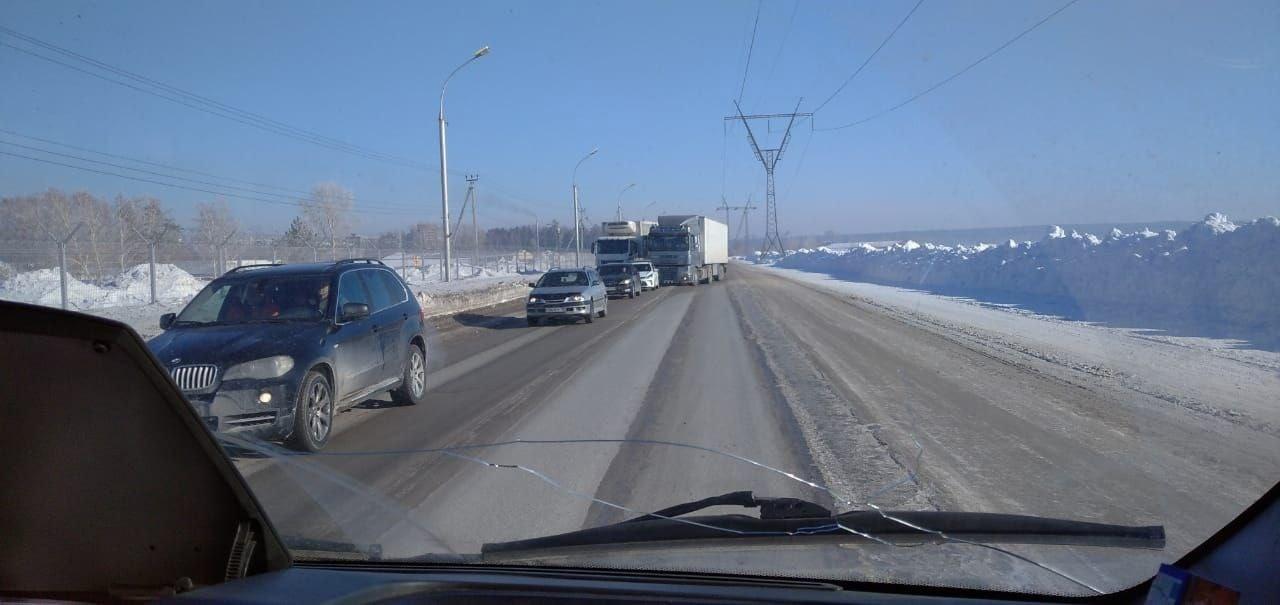 Фото В Новосибирске водители 5 часов стоят в пробке из-за аварии на Шлюзе 2