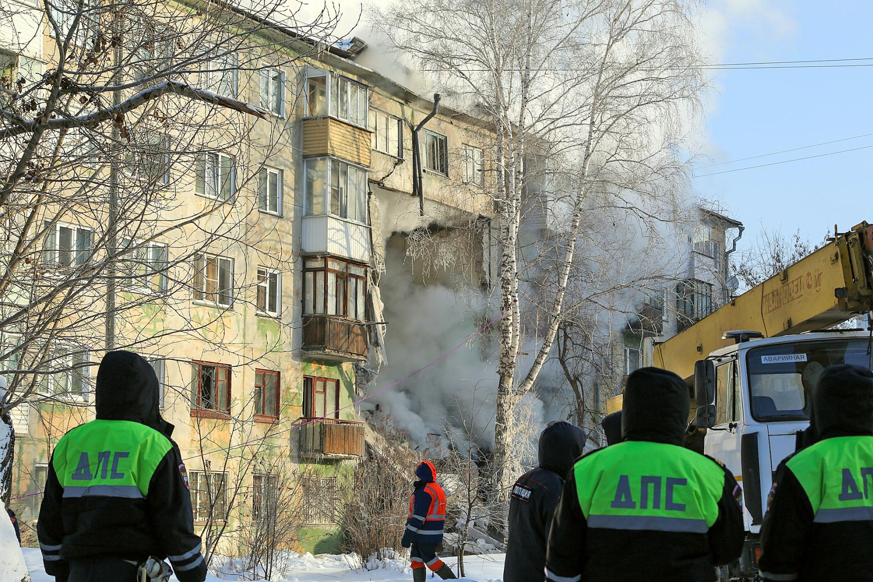 Фото Восстановлению не подлежит: в Новосибирске из-за взрыва газа обрушились подъезды пятиэтажки 17