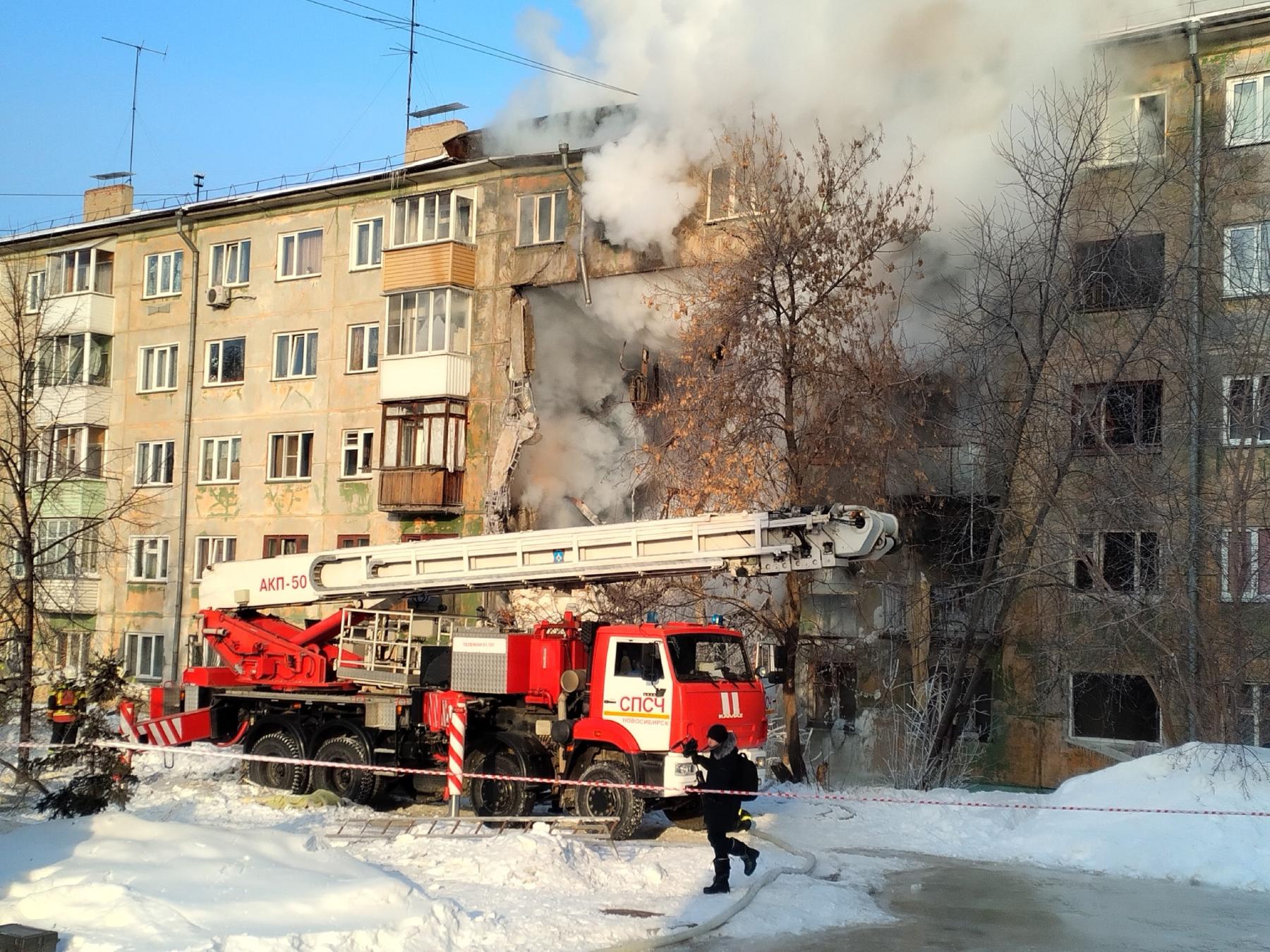 Фото Восстановлению не подлежит: в Новосибирске из-за взрыва газа обрушились подъезды пятиэтажки 19