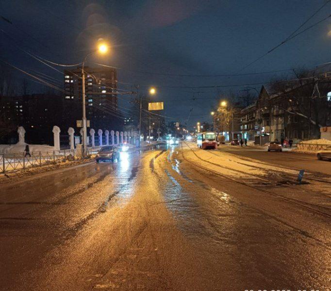 Фото Выходившая из трамвая 12-летняя девочка попала под машину в Новосибирске 2