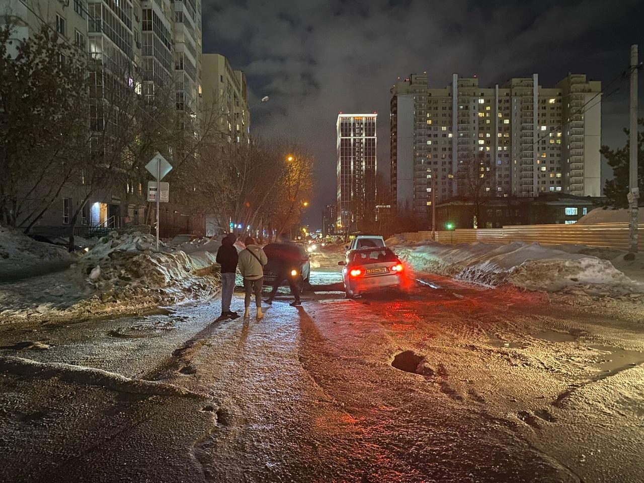 Фото В Новосибирске четыре автомобиля провалилось в ямы в Октябрьском районе 2