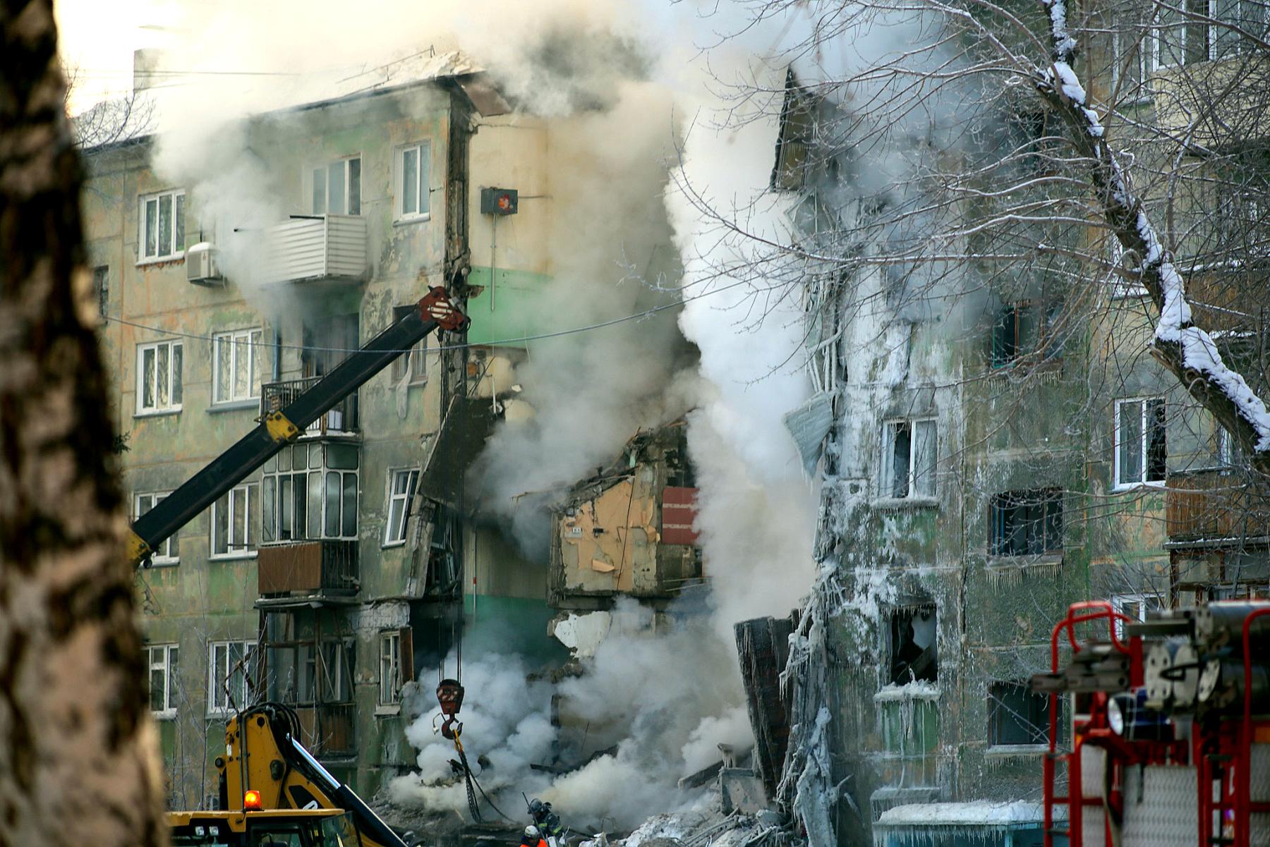 Фото Восстановлению не подлежит: в Новосибирске из-за взрыва газа обрушились подъезды пятиэтажки 33