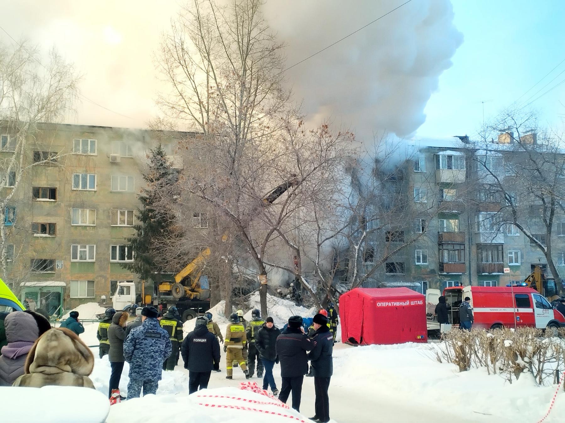 Фото Восстановлению не подлежит: в Новосибирске из-за взрыва газа обрушились подъезды пятиэтажки 35