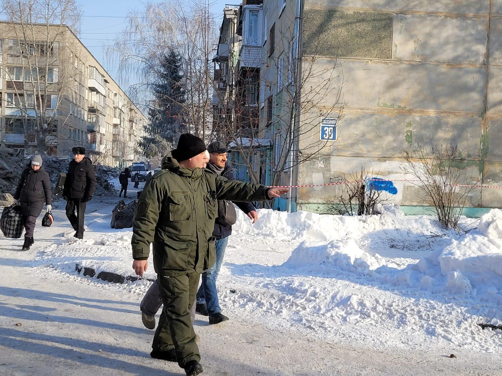 Фото «У нас пять мешков»: что выносят жильцы из дома в Новосибирске, где взорвался газ 4