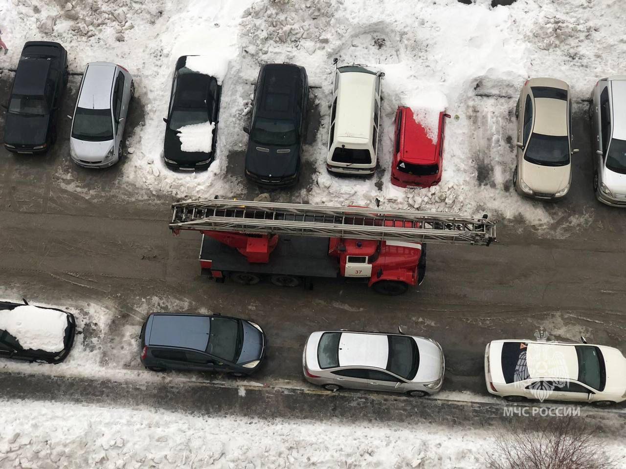 В МЧС рассказали подробности пожара в многоэтажке на Петухова в