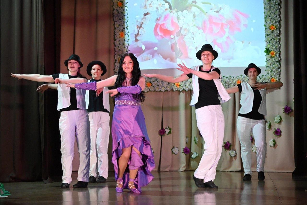 Красочным шоу «А ну-ка, девушки!» начались празднования 8 марта в Цунтинском районе