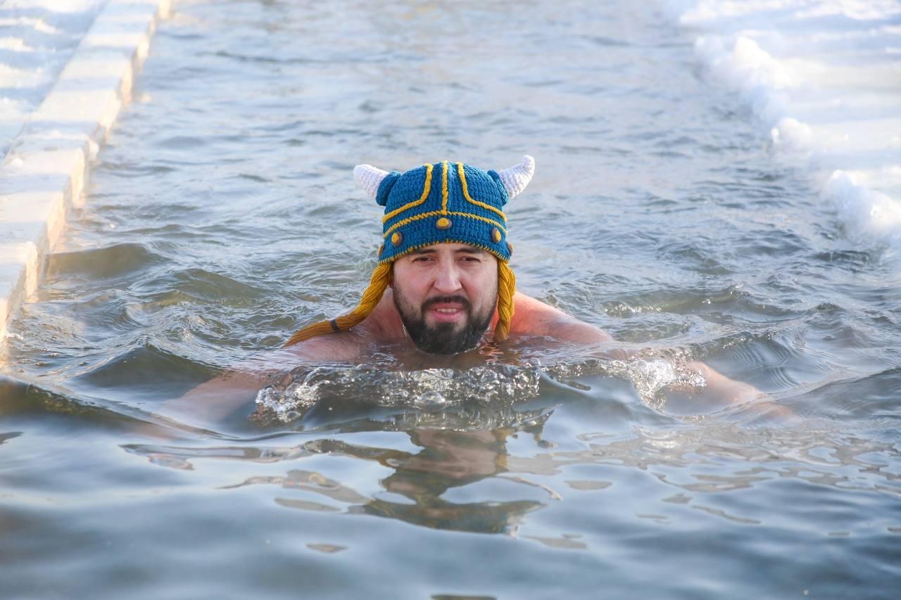 Фото В Новосибирске стартовал суточный марафон по заплыву в ледяной воде 4