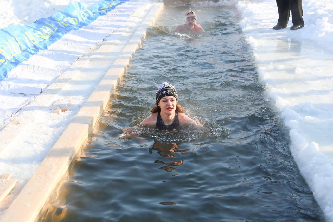 Фото В Новосибирске стартовал суточный марафон по заплыву в ледяной воде 3