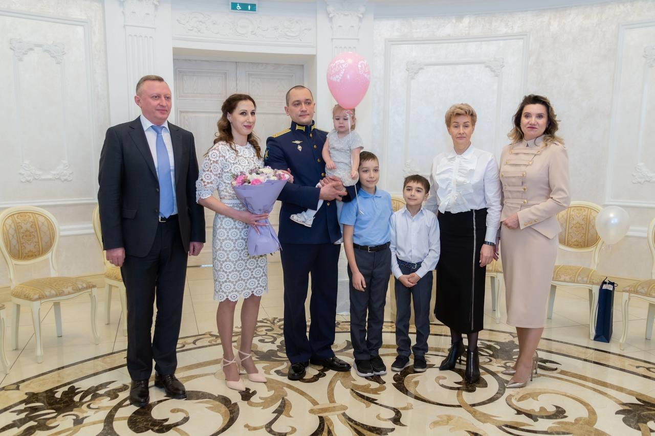 Фото В Новосибирске многодетная семья военнослужащего отметила годовщину свадьбы 4