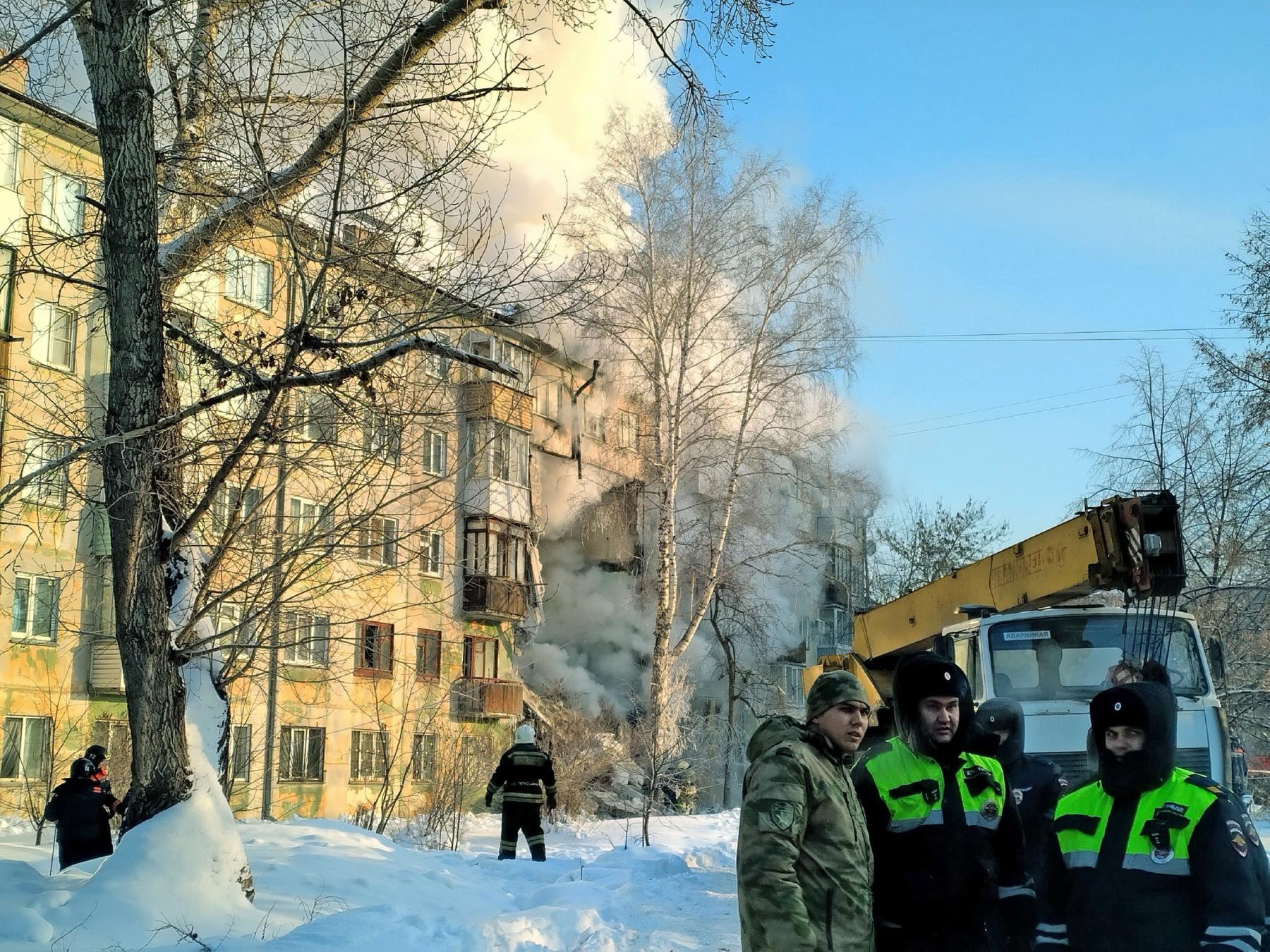 Фото Восстановлению не подлежит: в Новосибирске из-за взрыва газа обрушились подъезды пятиэтажки 37