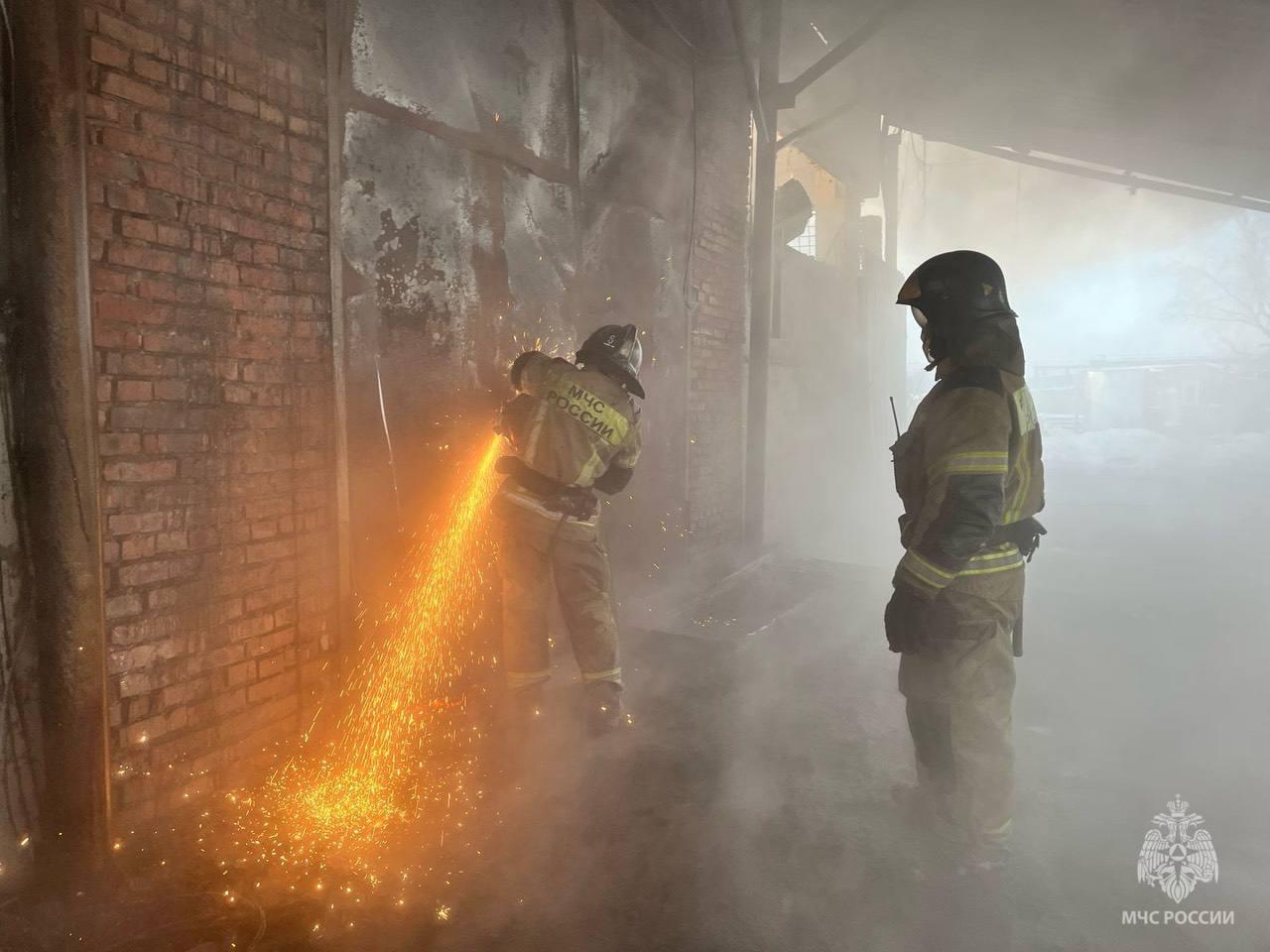 Фото Потушили за три часа: спасатели МЧС показали фото и видео крупного пожара в Новосибирске 2