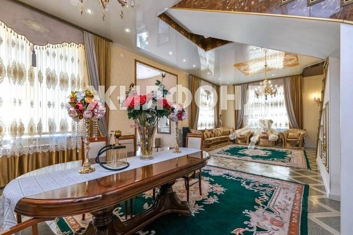 Фото В Новосибирске продают трехэтажный дом с золотыми потолками за 33 млн рублей 2