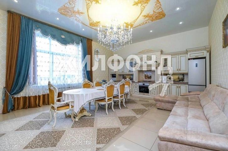 Фото В Новосибирске продают трехэтажный дом с золотыми потолками за 33 млн рублей 3