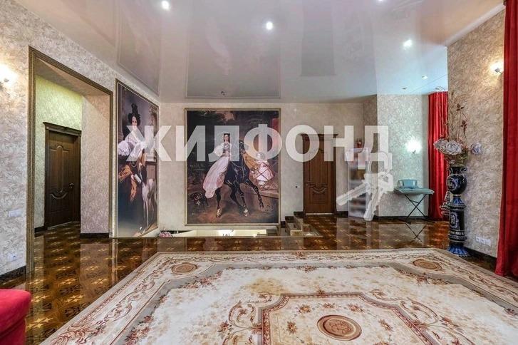 Фото В Новосибирске продают трехэтажный дом с золотыми потолками за 33 млн рублей 4