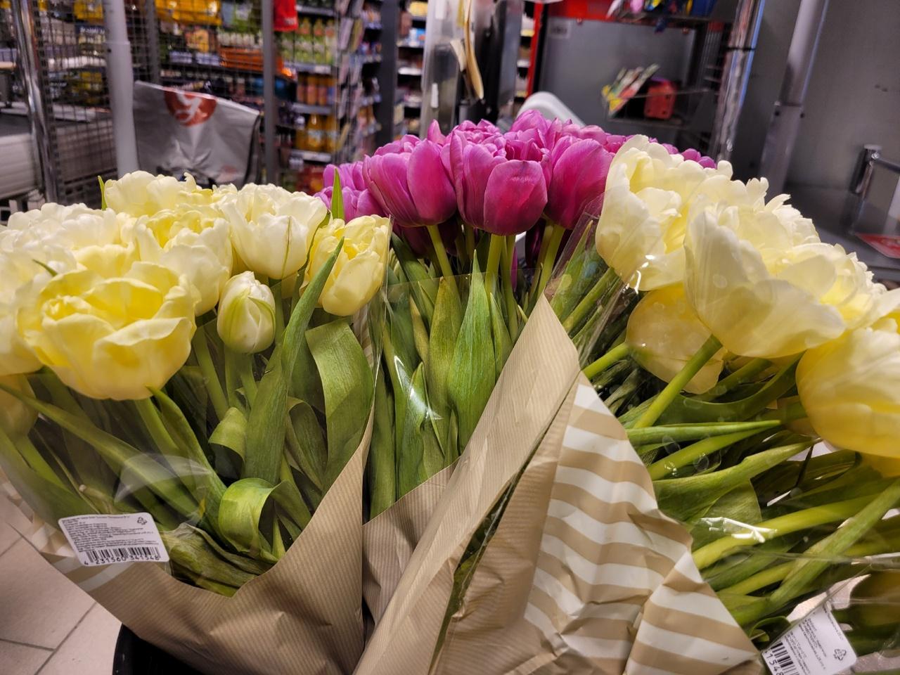 Фото «Тюльпаны расхватали»: в Новосибирске в День Святого Валентина разбирают дешёвые букеты 3