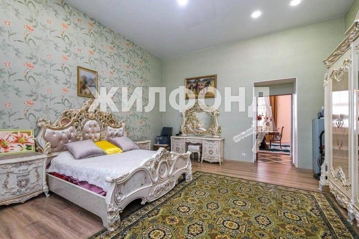 Фото В Новосибирске продают трехэтажный дом с золотыми потолками за 33 млн рублей 5