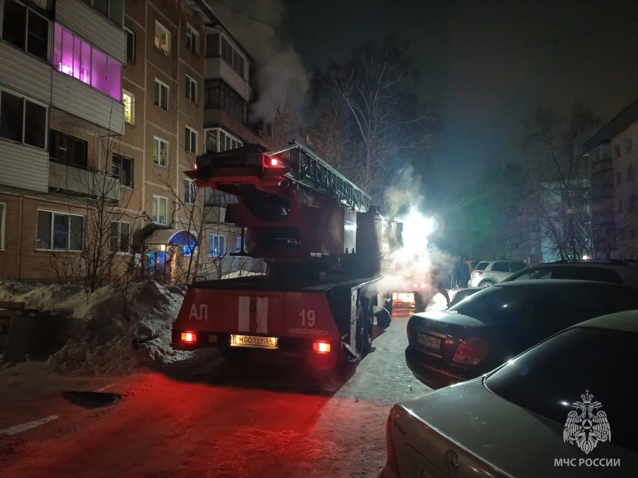 Фото Два человека погибли при пожаре в пятиэтажке на Адриена Лежена в Новосибирске 2