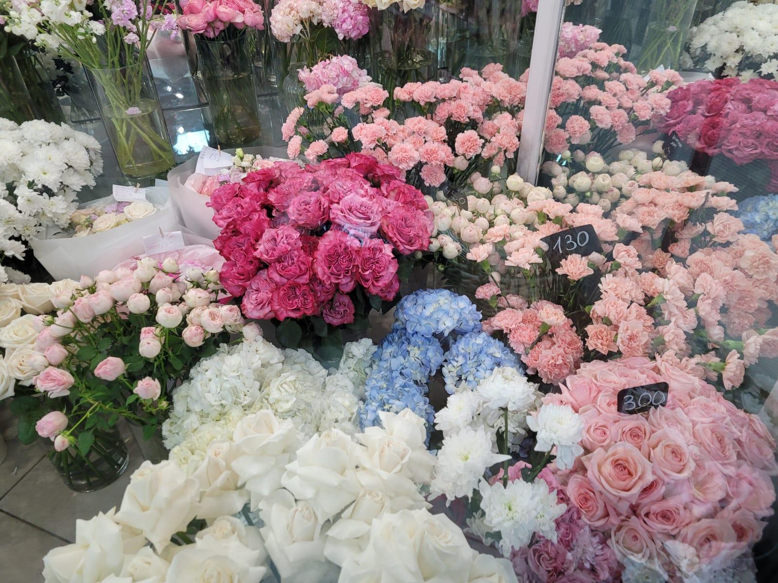 Фото «Тюльпаны расхватали»: в Новосибирске в День Святого Валентина разбирают дешёвые букеты 10