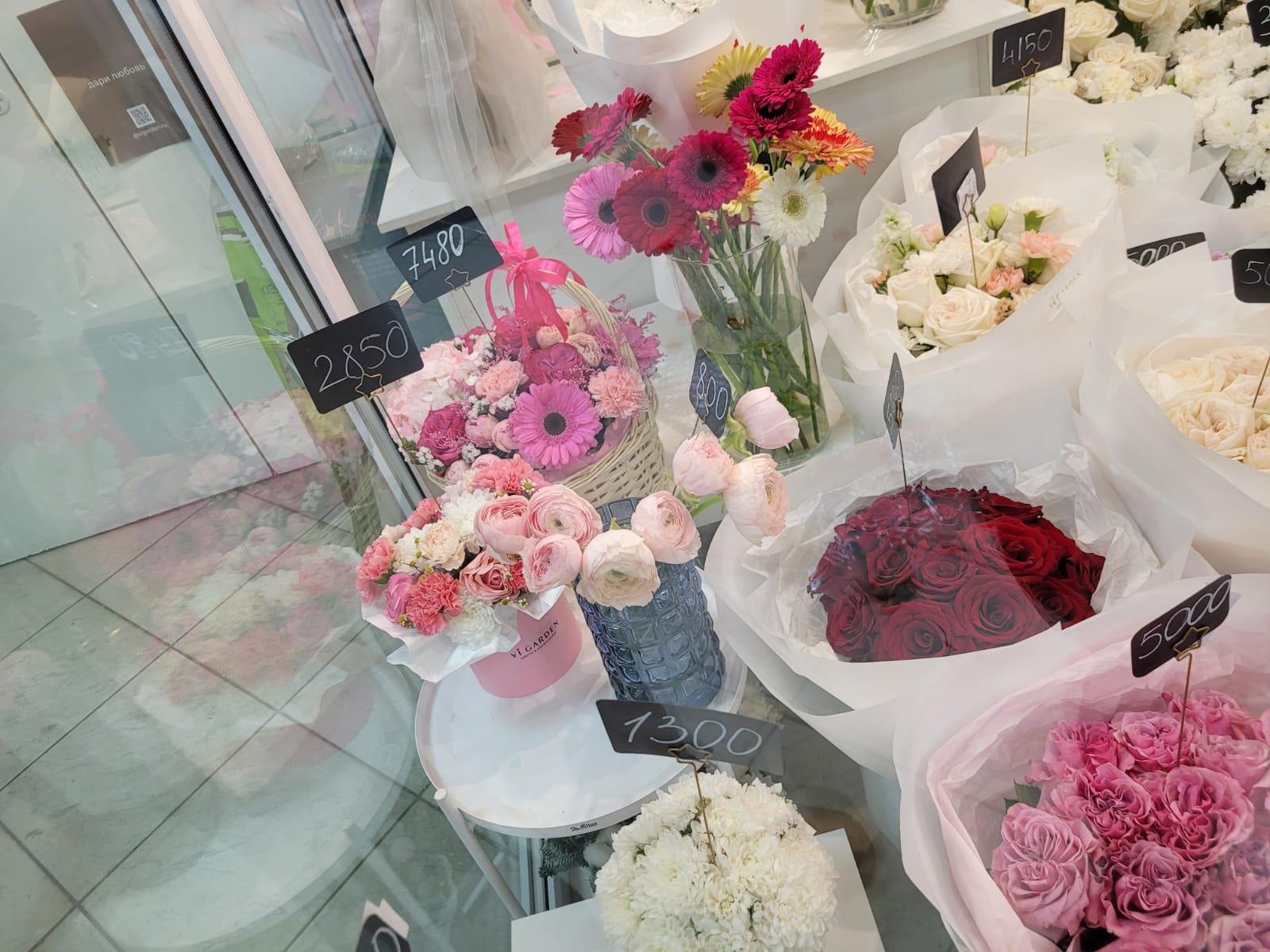 Фото «Тюльпаны расхватали»: в Новосибирске в День Святого Валентина разбирают дешёвые букеты 9