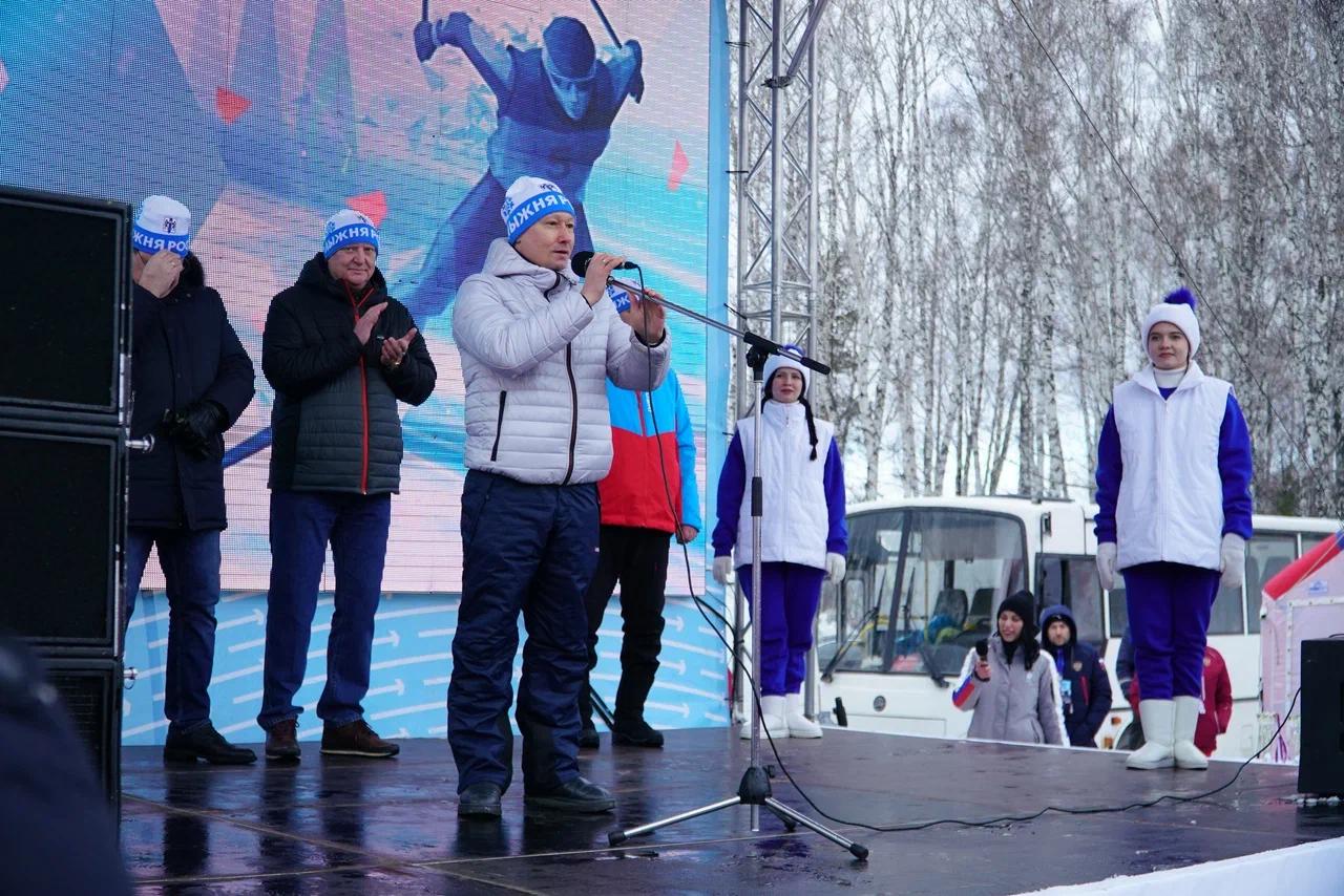 Фото Метель не помешала новосибирцам пробежать «Лыжню России» — фоторепортаж 9