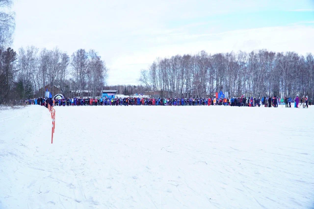 Фото Метель не помешала новосибирцам пробежать «Лыжню России» — фоторепортаж 11