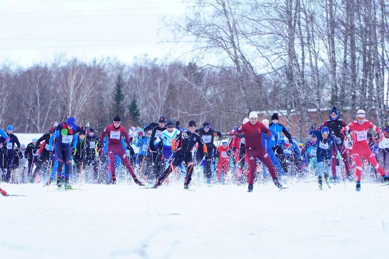 Фото Метель не помешала новосибирцам пробежать «Лыжню России» — фоторепортаж 12