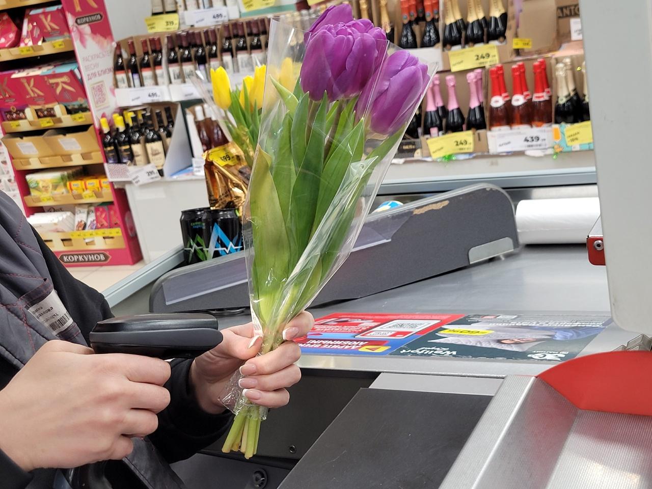 Фото «Тюльпаны расхватали»: в Новосибирске в День Святого Валентина разбирают дешёвые букеты 5
