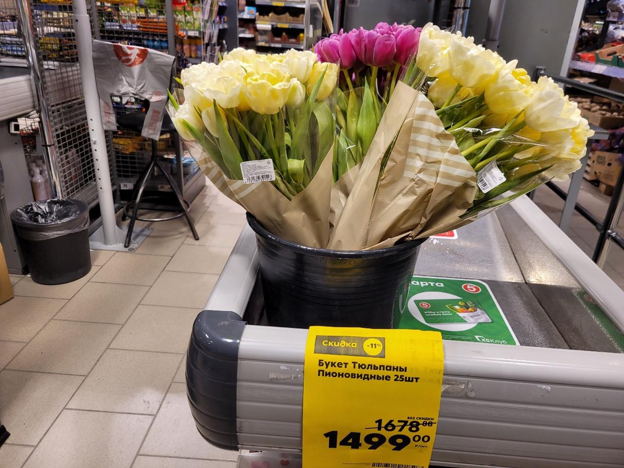Фото «Тюльпаны расхватали»: в Новосибирске в День Святого Валентина разбирают дешёвые букеты 2