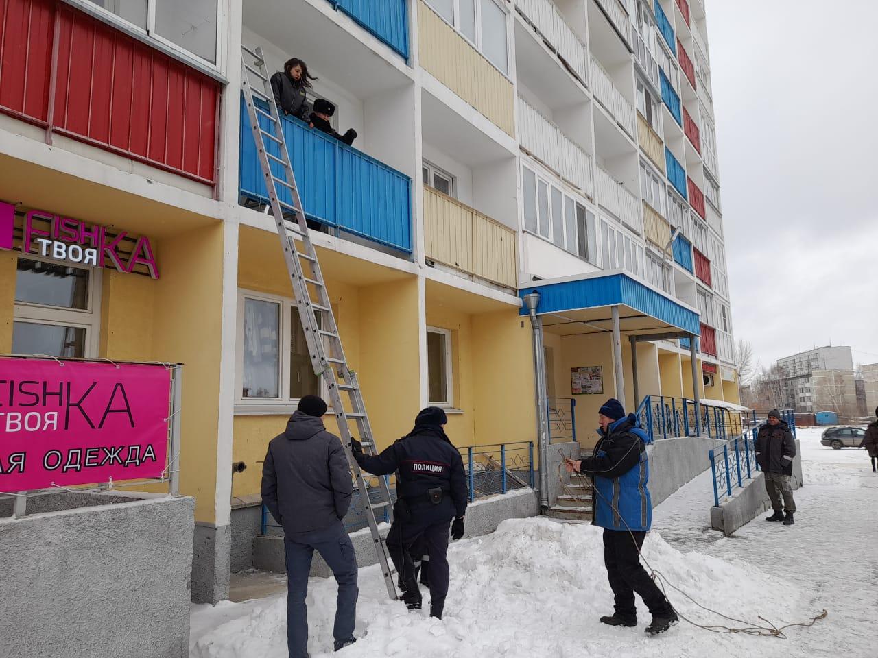 Фото «Спасите меня!»: в Новосибирске девушка пыталась спрыгнуть со второго этажа 2