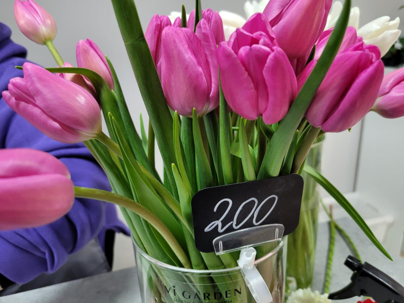 Фото «Тюльпаны расхватали»: в Новосибирске в День Святого Валентина разбирают дешёвые букеты 11