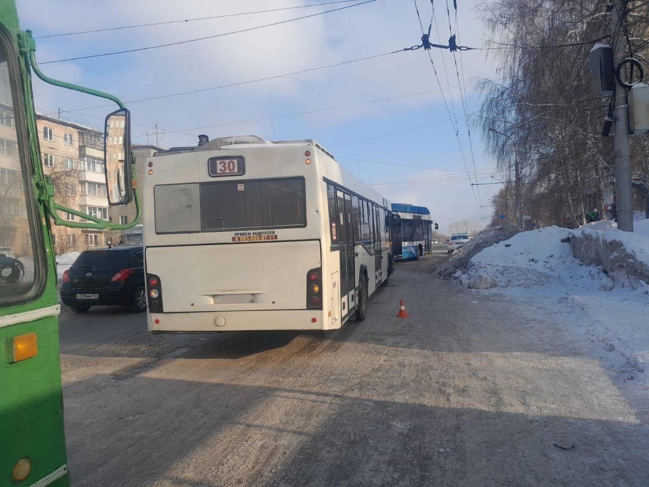 Фото 9-летний пассажир выпал из автобуса в Новосибирске 2