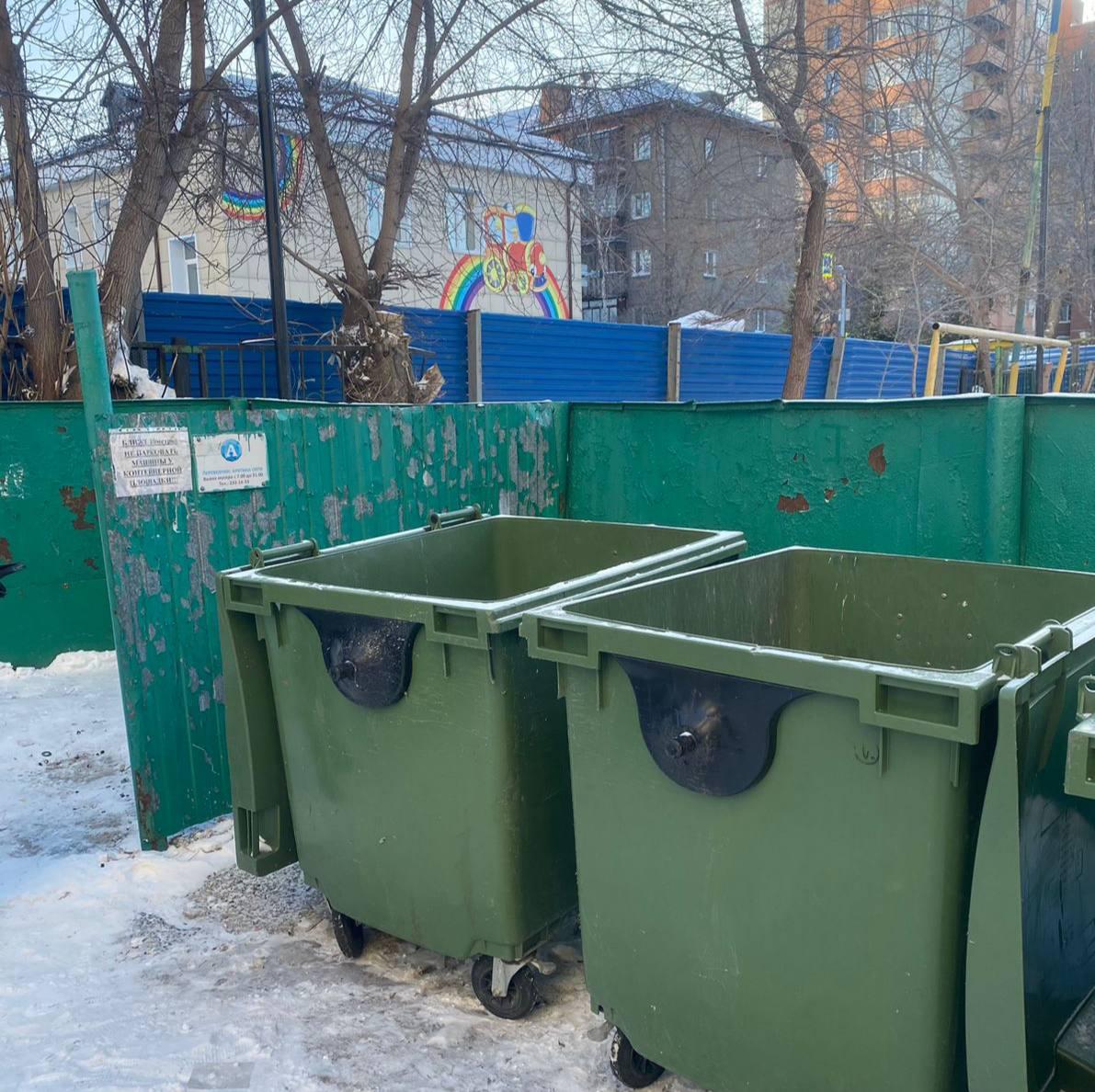 Фото Появилось видео, как мать несет младенца в пакете на мусорку в Новосибирске 2