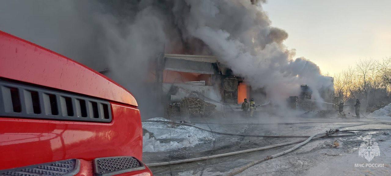 Фото В Новосибирске произошёл пожар в складских помещениях на Петухова 2