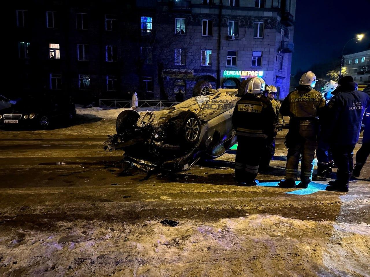 Фото Машины уничтожены: смертельное ДТП произошло в Ленинском районе Новосибирска 2