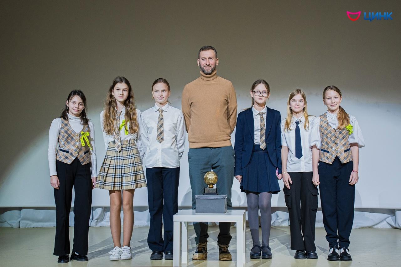 Фото «Золотой мяч» приехал в Кольцово 3 - Сиб.ФМ Фото «Золотой мяч» приехал в Кольцово 3