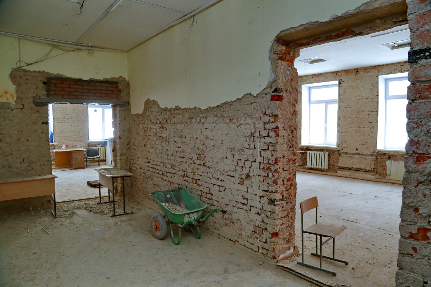 Фото Мэр Новосибирска поставил задачу по капремонту 20 школ в рамках госпрограммы «Развитие образования» в 2025 году 3