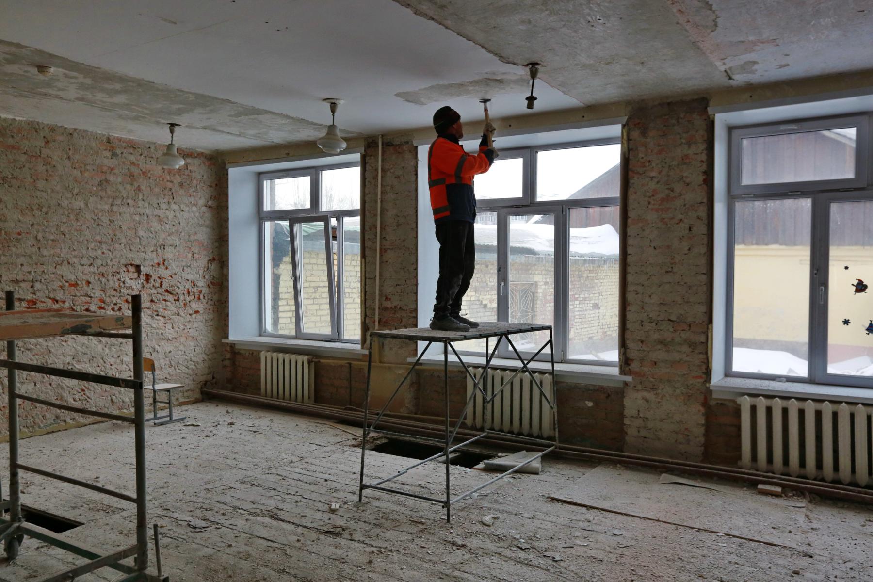 Фото Мэр Новосибирска поставил задачу по капремонту 20 школ в рамках госпрограммы «Развитие образования» в 2025 году 2