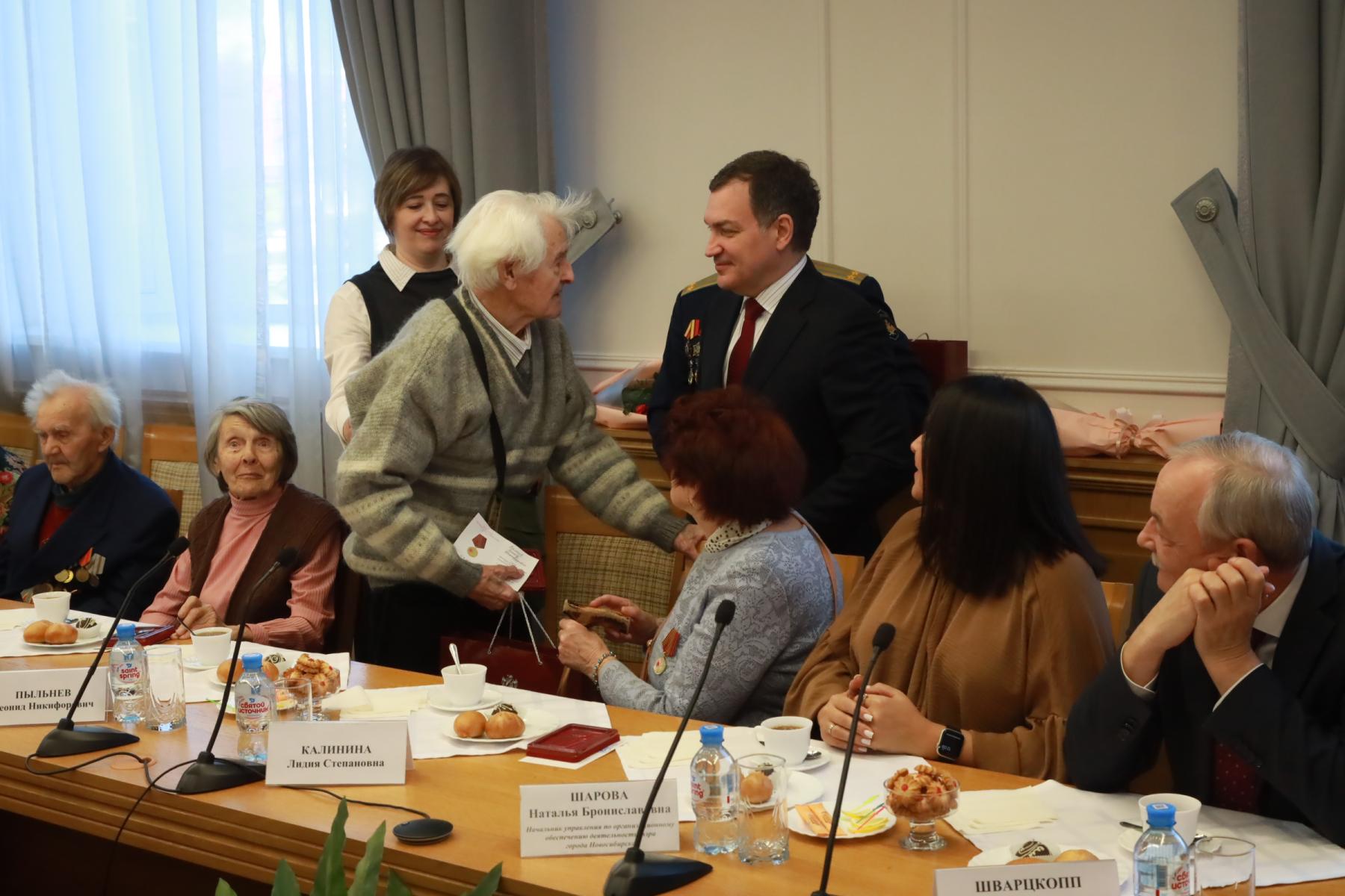 Фото Первые юбилейные медали «80 лет Победы в Великой Отечественной войне 1941–1945 годов» вручил ветеранам мэр Максим Кудрявцев 3