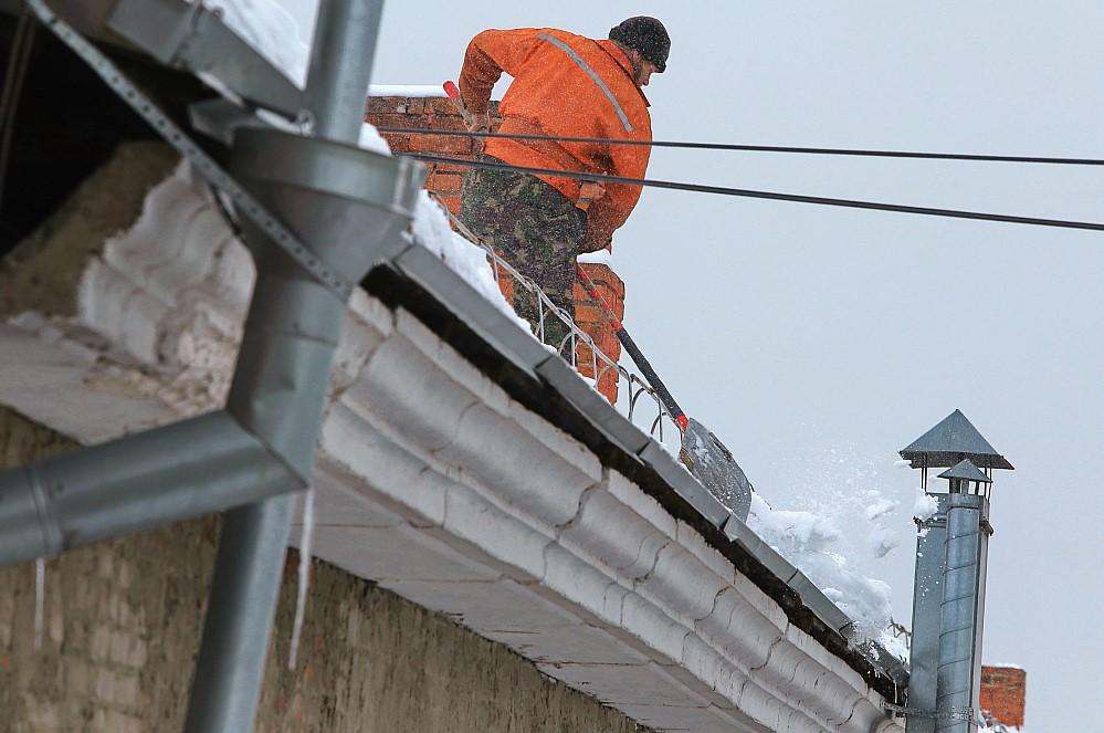 Фото Мэр Кудрявцев поставил задачу очистить крыши города от снега за три недели 2 - Сиб.ФМ Фото Мэр Кудрявцев поставил задачу очистить крыши города от снега за три недели 2