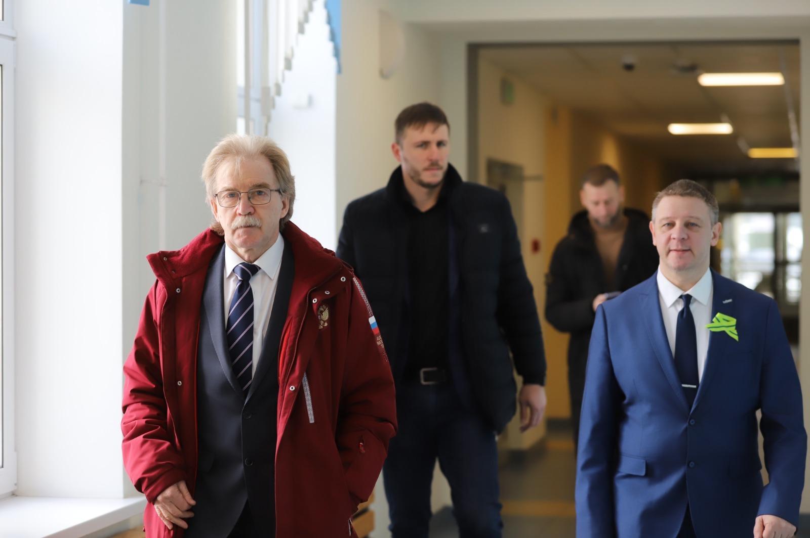 Фото «Золотой мяч» приехал в Кольцово 2 - Сиб.ФМ Фото «Золотой мяч» приехал в Кольцово 2