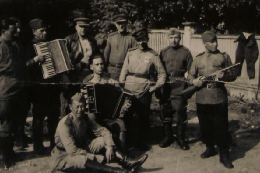 Фото Взрыв на передовой и помощь раненым. Госархив опубликовал кадры новосибирцев на фронте в годы ВОВ 13 - Сиб.ФМ Фото Взрыв на передовой и помощь раненым. Госархив опубликовал кадры новосибирцев на фронте в годы ВОВ 13