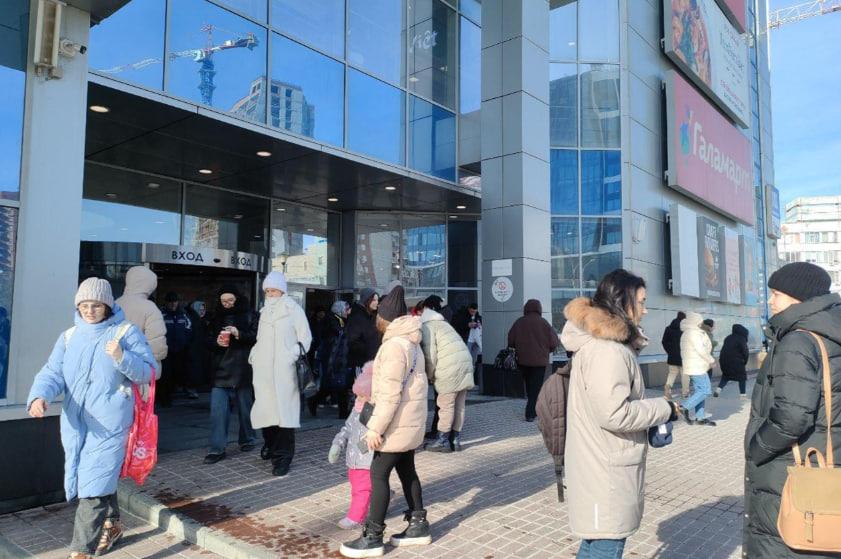 Фото Эвакуация в «Роял Парке» и смертельное ДТП: главные новости Новосибирска и области за 24 февраля 2 - Сиб.ФМ Фото Эвакуация в «Роял Парке» и смертельное ДТП: главные новости Новосибирска и области за 24 февраля 2