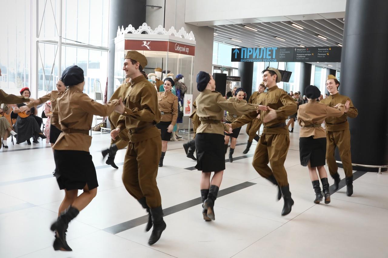 Фото В аэропорту Толмачёво в Новосибирске открылась выставка сценических костюмов, приуроченная к 80-летию Победы 2 - Сиб.ФМ Фото В аэропорту Толмачёво в Новосибирске открылась выставка сценических костюмов, приуроченная к 80-летию Победы 2