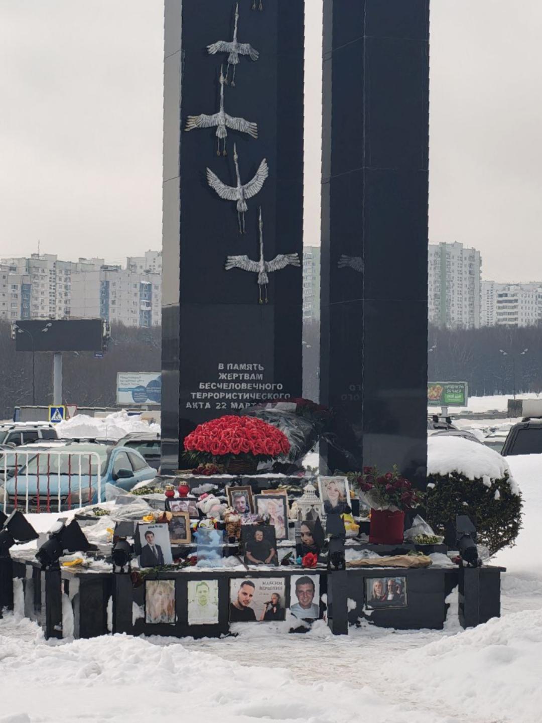 Фото Жительница Новосибирска показала памятник 145 жертвам теракта в «Крокус Сити Холл» 15