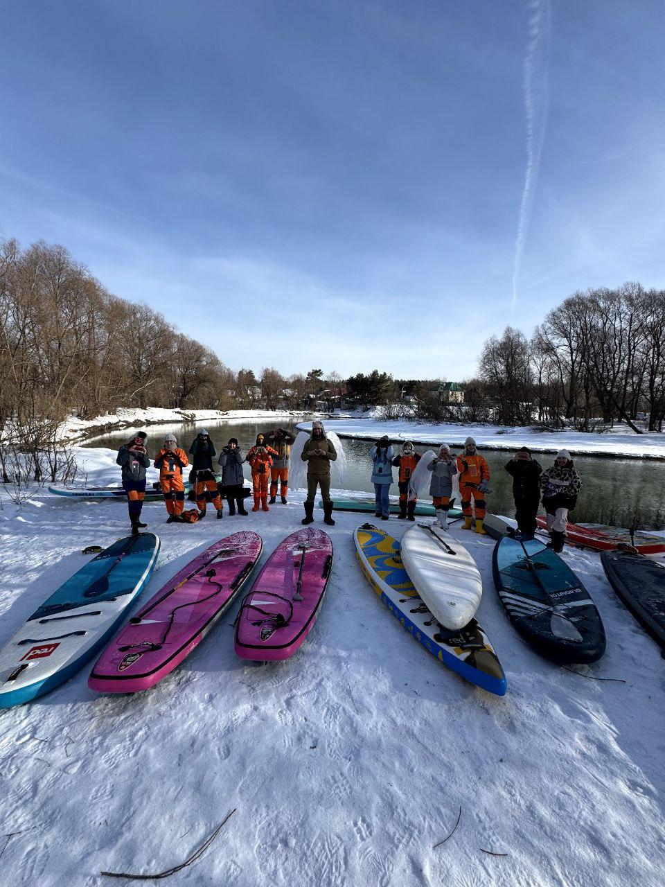 Фото Купидон и 14 новосибирцев прокатились на сапах по Оби в День святого Валентина 5